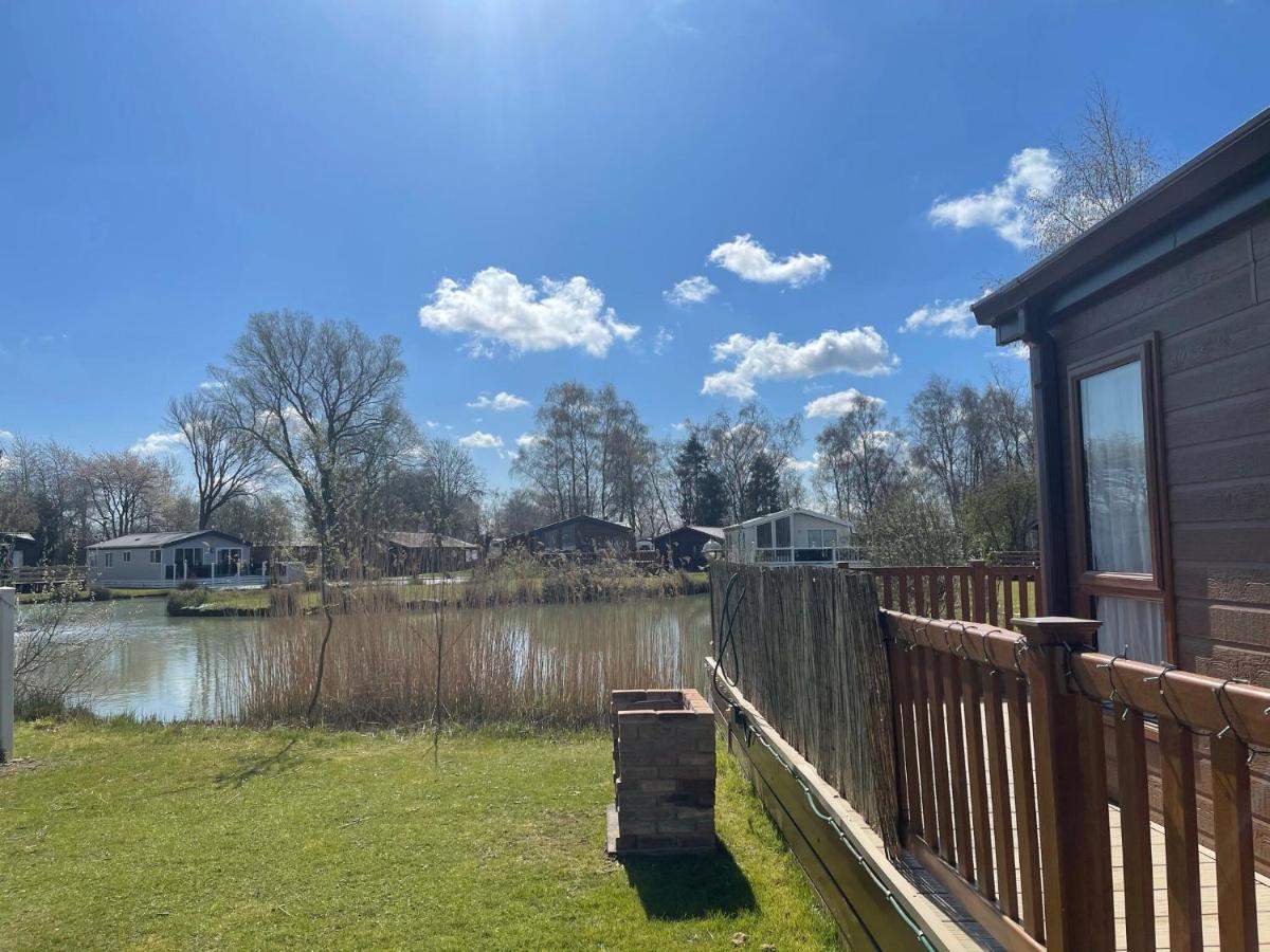 Luxury Lakeside Lodge L1 With Hot Tub Situated At Tattershall Lakes Country Park Exterior foto