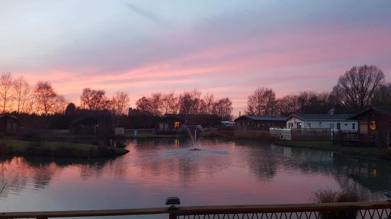 Luxury Lakeside Lodge L1 With Hot Tub Situated At Tattershall Lakes Country Park Exterior foto