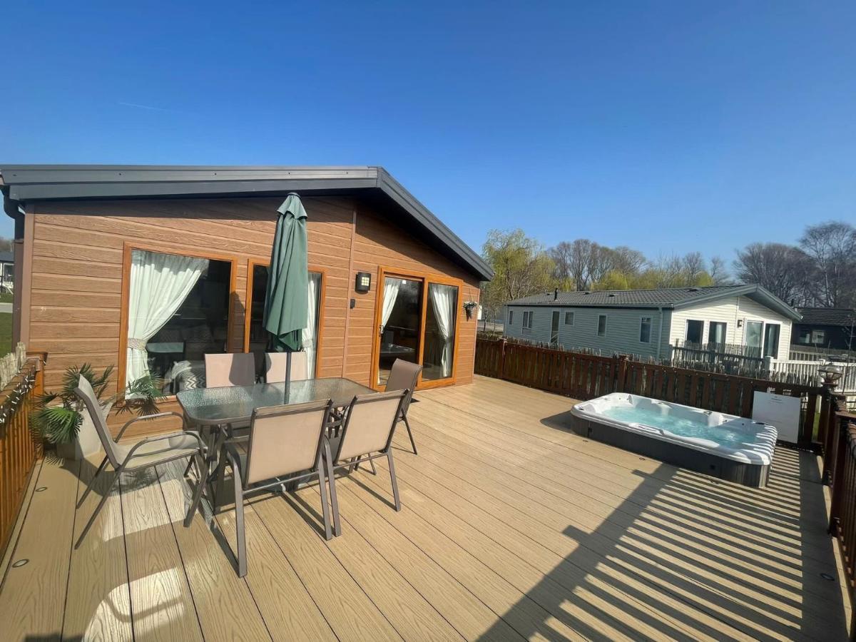 Luxury Lakeside Lodge L1 With Hot Tub Situated At Tattershall Lakes Country Park Exterior foto