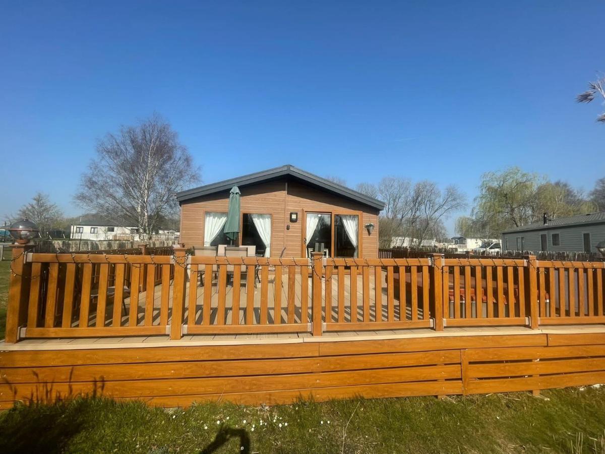 Luxury Lakeside Lodge L1 With Hot Tub Situated At Tattershall Lakes Country Park Exterior foto