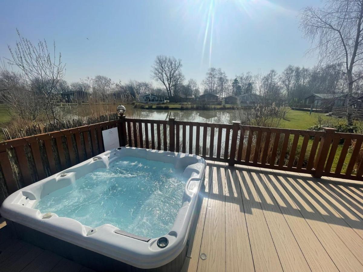 Luxury Lakeside Lodge L1 With Hot Tub Situated At Tattershall Lakes Country Park Exterior foto