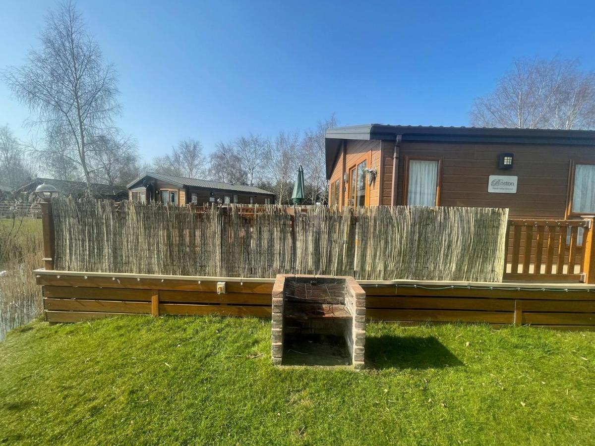 Luxury Lakeside Lodge L1 With Hot Tub Situated At Tattershall Lakes Country Park Exterior foto