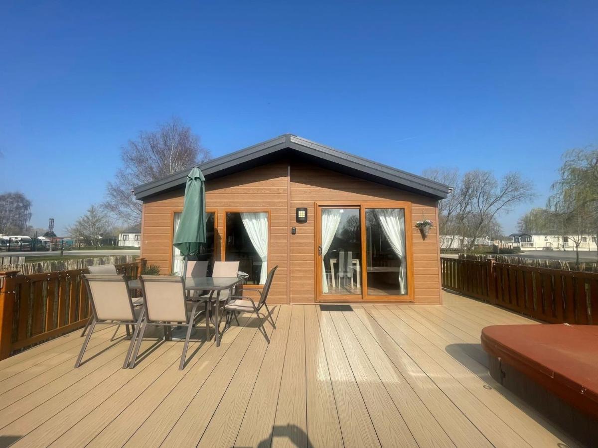 Luxury Lakeside Lodge L1 With Hot Tub Situated At Tattershall Lakes Country Park Exterior foto
