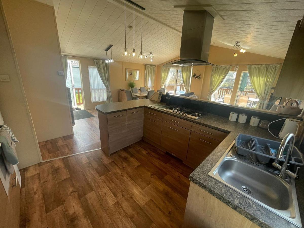 Luxury Lakeside Lodge L1 With Hot Tub Situated At Tattershall Lakes Country Park Exterior foto