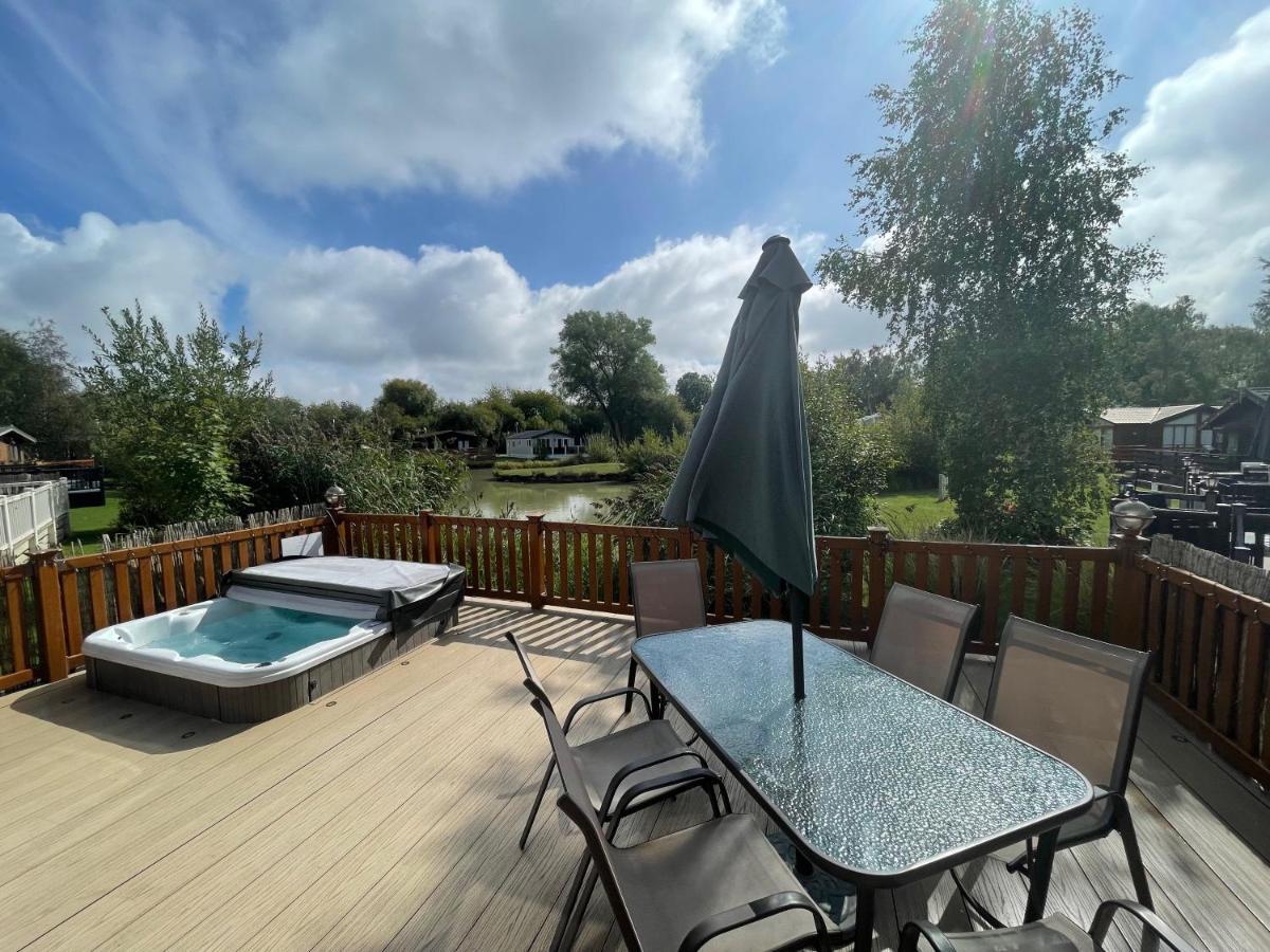 Luxury Lakeside Lodge L1 With Hot Tub Situated At Tattershall Lakes Country Park Exterior foto