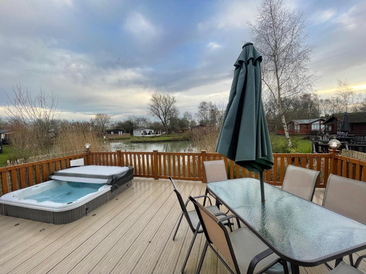 Luxury Lakeside Lodge L1 With Hot Tub Situated At Tattershall Lakes Country Park Exterior foto