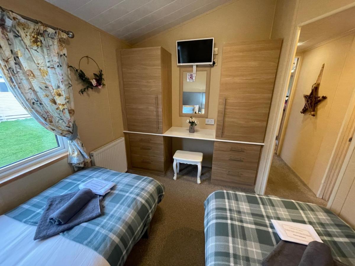 Luxury Lakeside Lodge L1 With Hot Tub Situated At Tattershall Lakes Country Park Exterior foto
