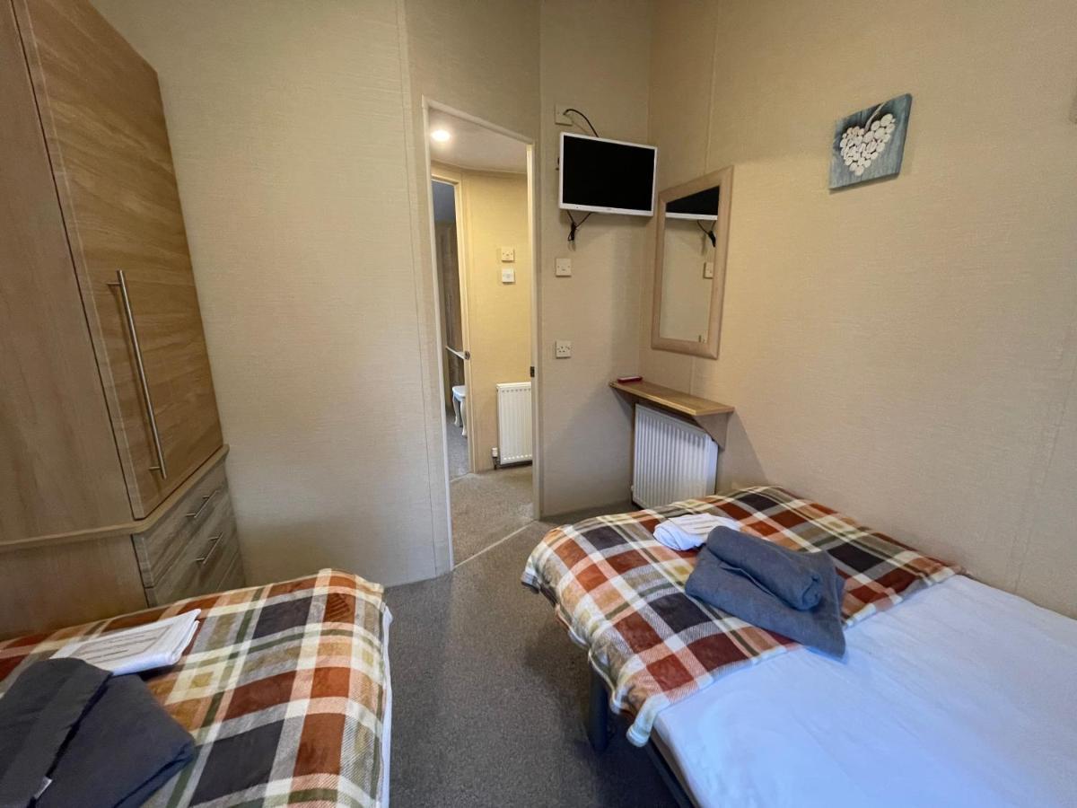 Luxury Lakeside Lodge L1 With Hot Tub Situated At Tattershall Lakes Country Park Exterior foto