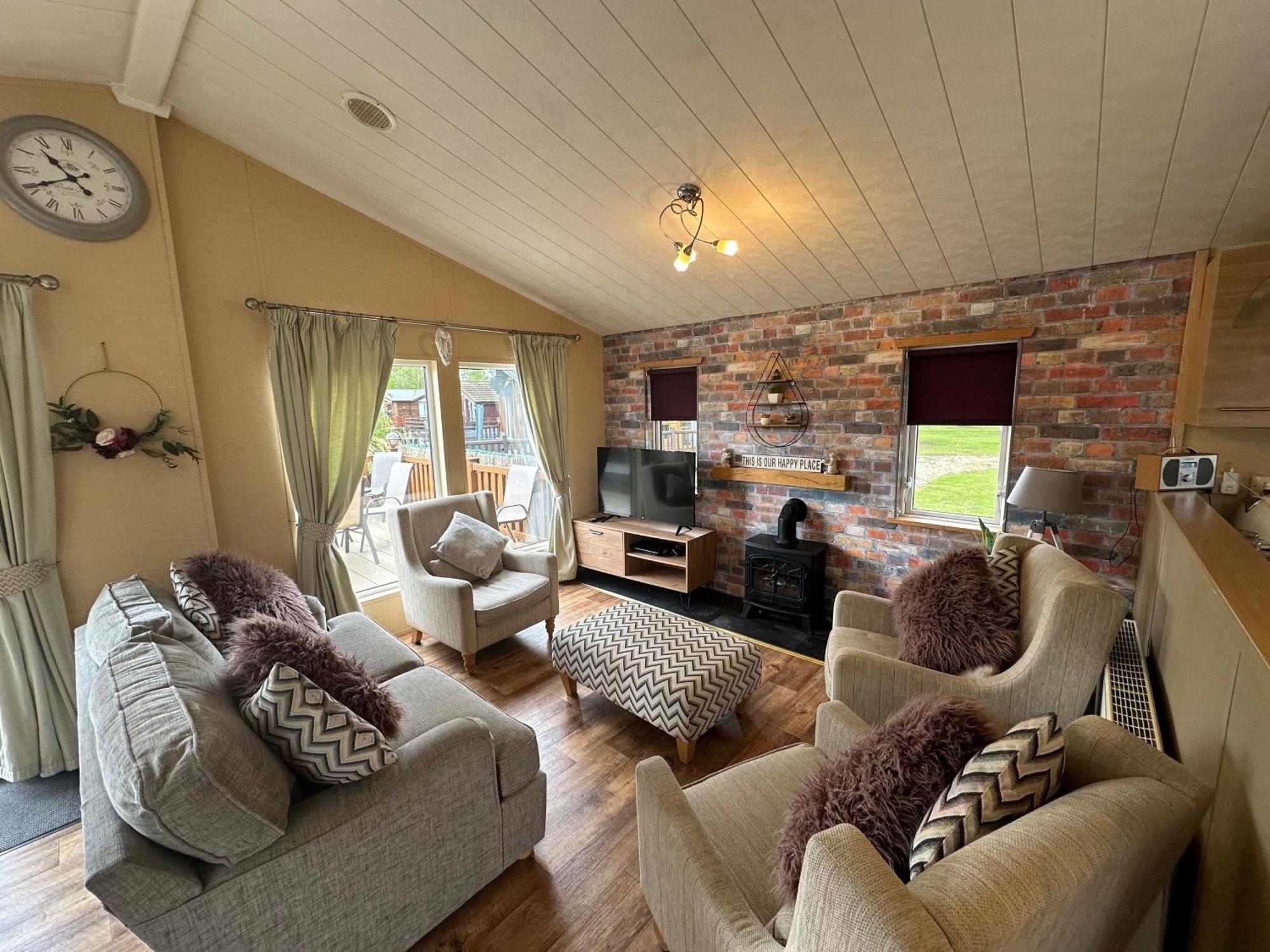 Luxury Lakeside Lodge L1 With Hot Tub Situated At Tattershall Lakes Country Park Exterior foto