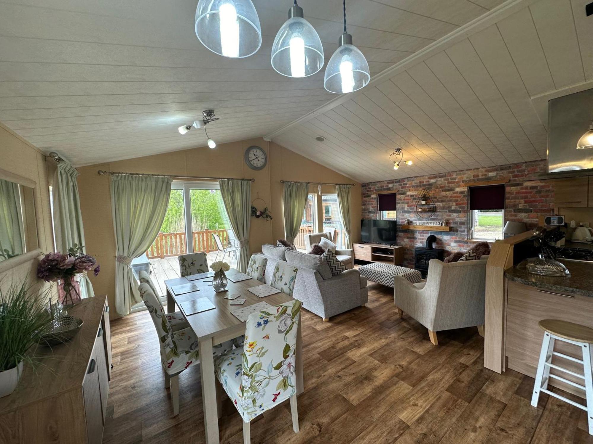 Luxury Lakeside Lodge L1 With Hot Tub Situated At Tattershall Lakes Country Park Exterior foto