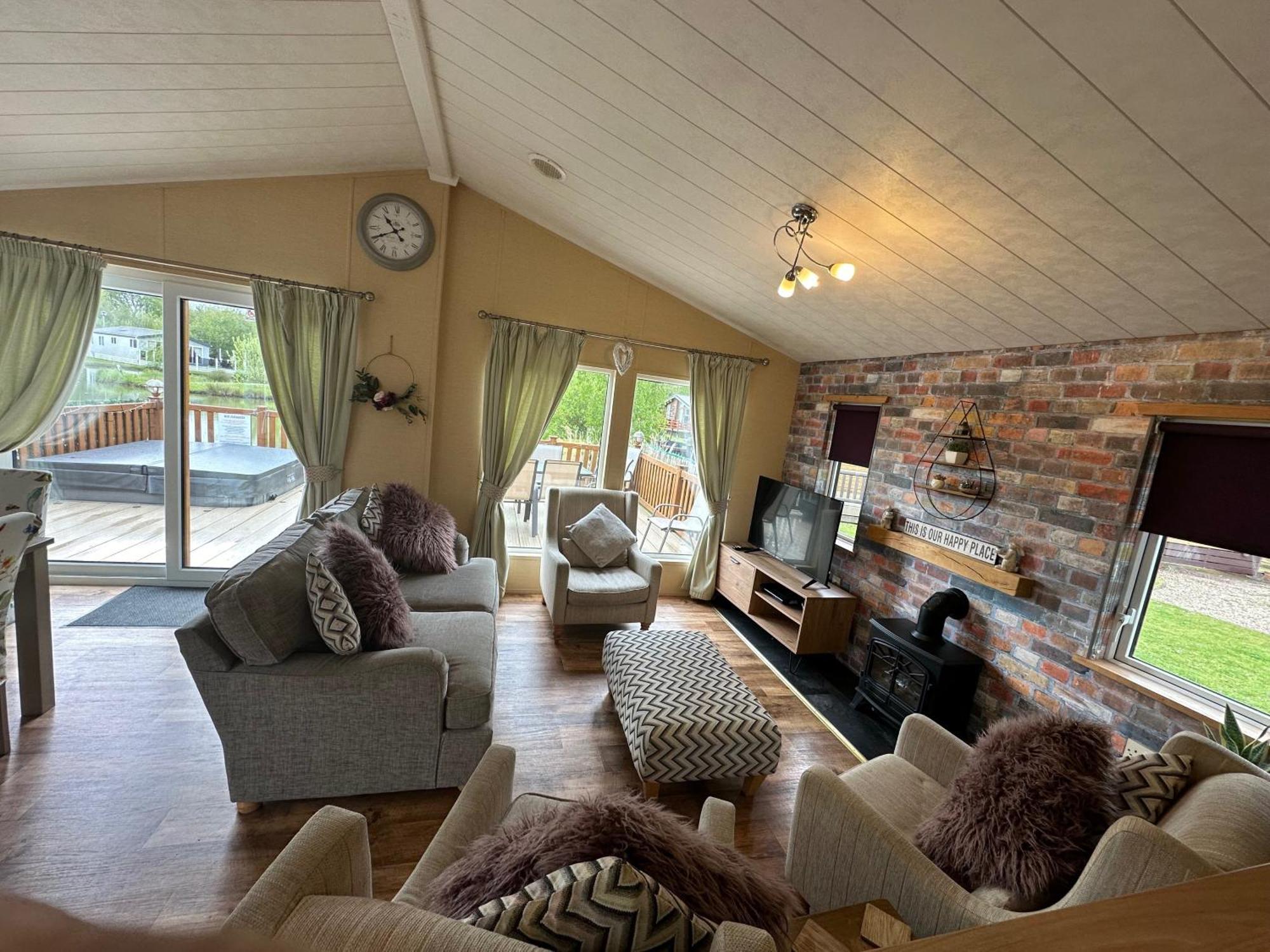 Luxury Lakeside Lodge L1 With Hot Tub Situated At Tattershall Lakes Country Park Exterior foto